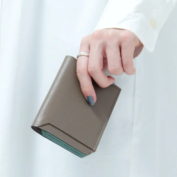 L'arcobaleno ラルコバレーノ ゴートレザー スマートカードウォレット GRAY/MINT