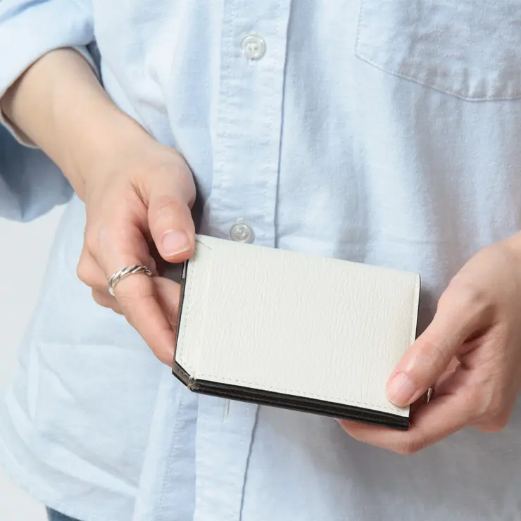 L'arcobaleno ラルコバレーノ ゴートレザー スマートカードウォレット WHITE/GRY