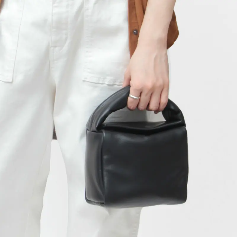 Bucket Baggage バケットバゲージ Puff Cube Small シープレザー ハンドバッグ BLACK