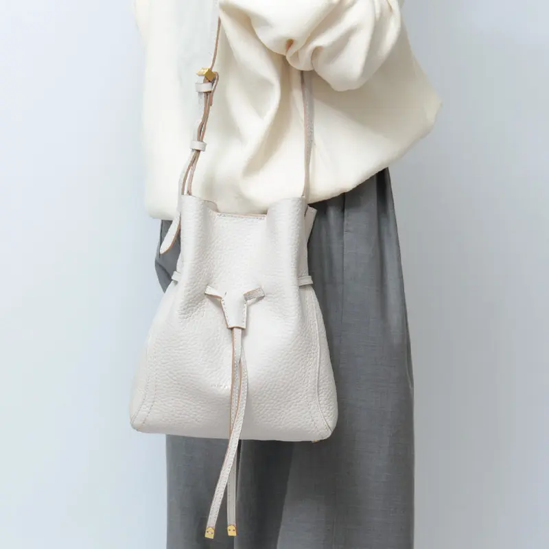 GIANNI CHIARINI ジャンニキアリーニ SIENNA（シエナ） レザー 巾着 ショルダーバッグ (M) SABBIA