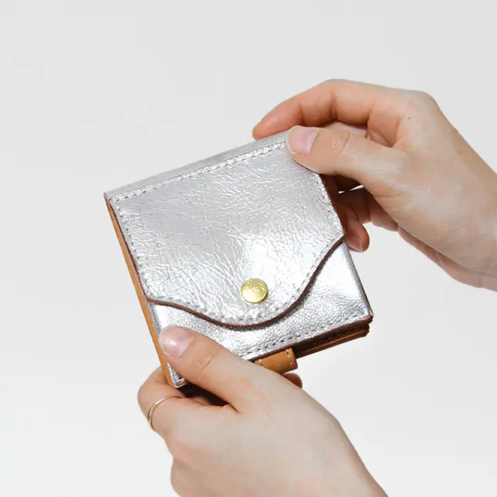 SARANAM サラナン メタリックレザー 二つ折り財布