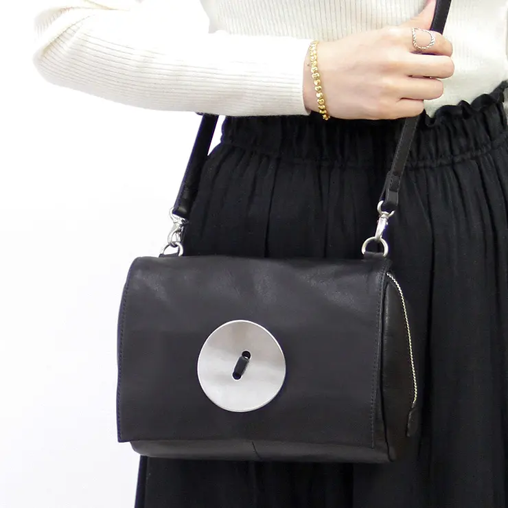 kawa-kawa カワカワ button レザー ショルダーバッグ