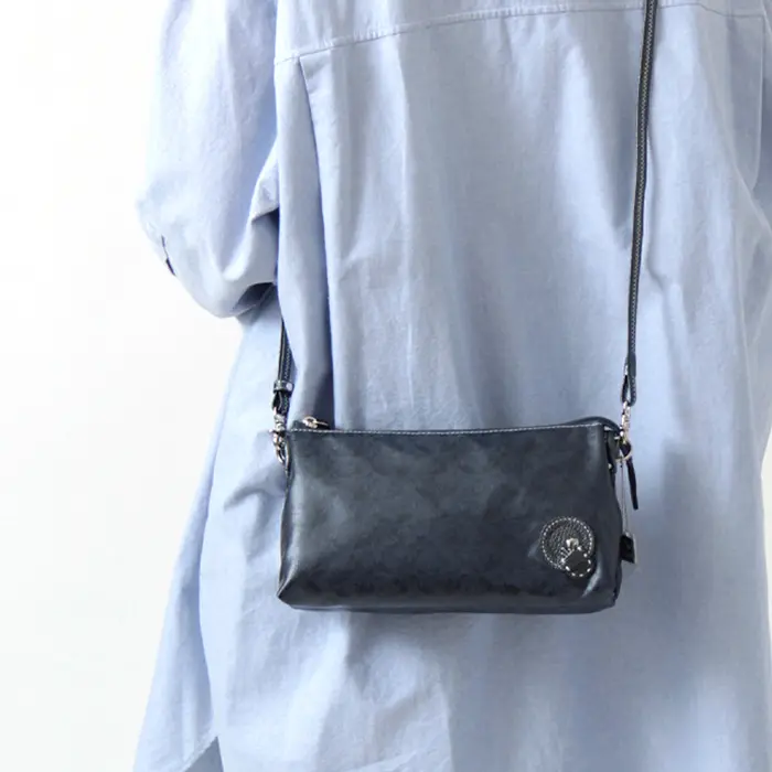 PELLE BORSA ペレボルサ Alive  ナイロン 軽量 ショルダーバッグ ネイビー