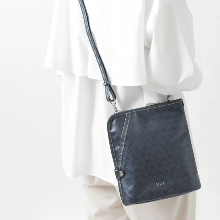 PELLE BORSA ペレボルサ Alive  ナイロン 軽量 縦型ポシェット