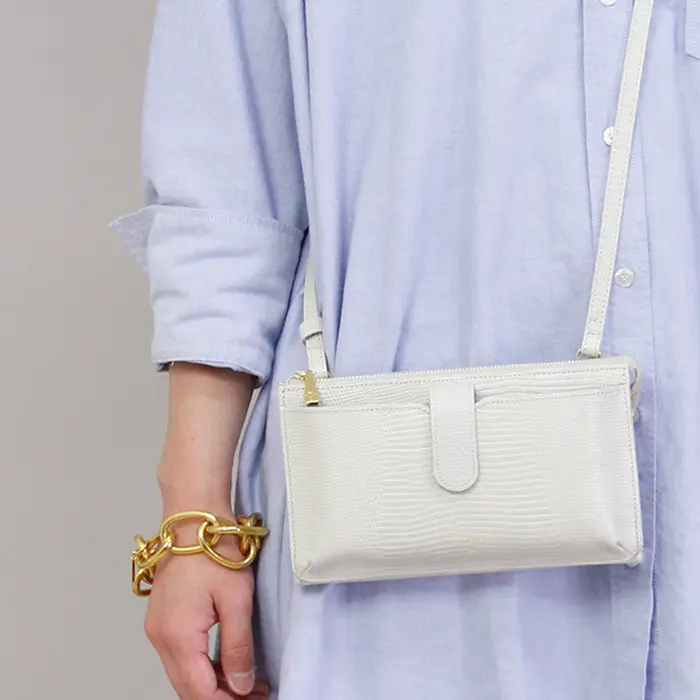 VIOLAd'ORO ヴィオラドーロ ADRIA リザード型押しレザー スマホポシェット 横型