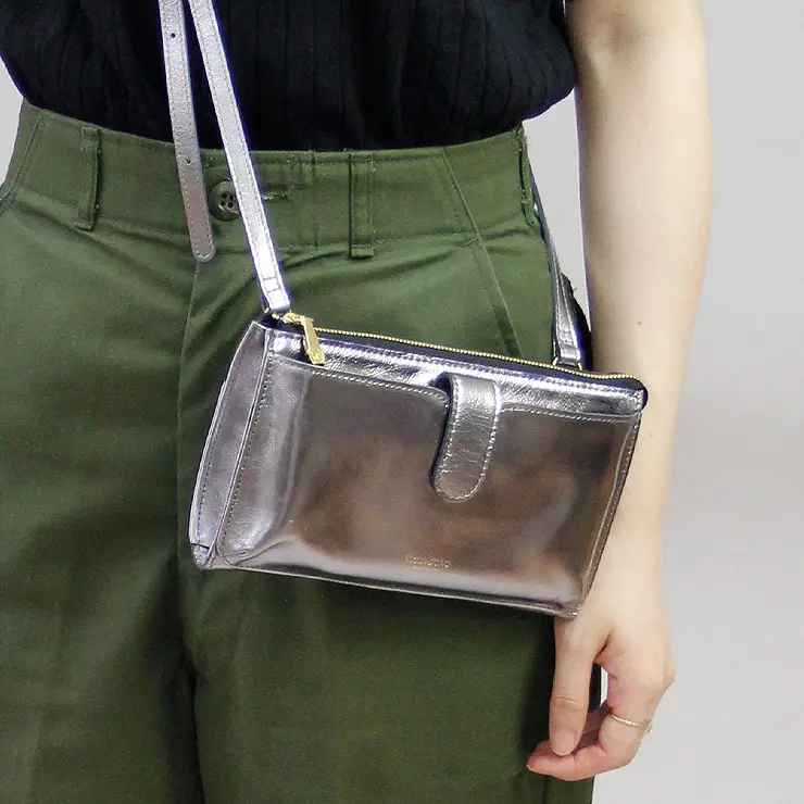 VIOLAd'ORO ヴィオラドーロ ADRIA メタリックレザー 横型 スマホポシェット