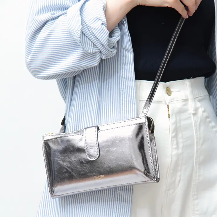 VIOLAd'ORO ヴィオラドーロ ADRIA メタリックレザー 横型 スマホポシェット