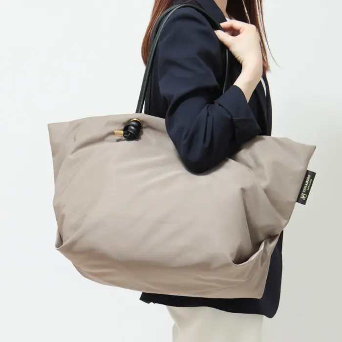 VIOLAd'ORO ヴィオラドーロ BIANCA  ノットハンドル ナイロン トートバッグ (L)