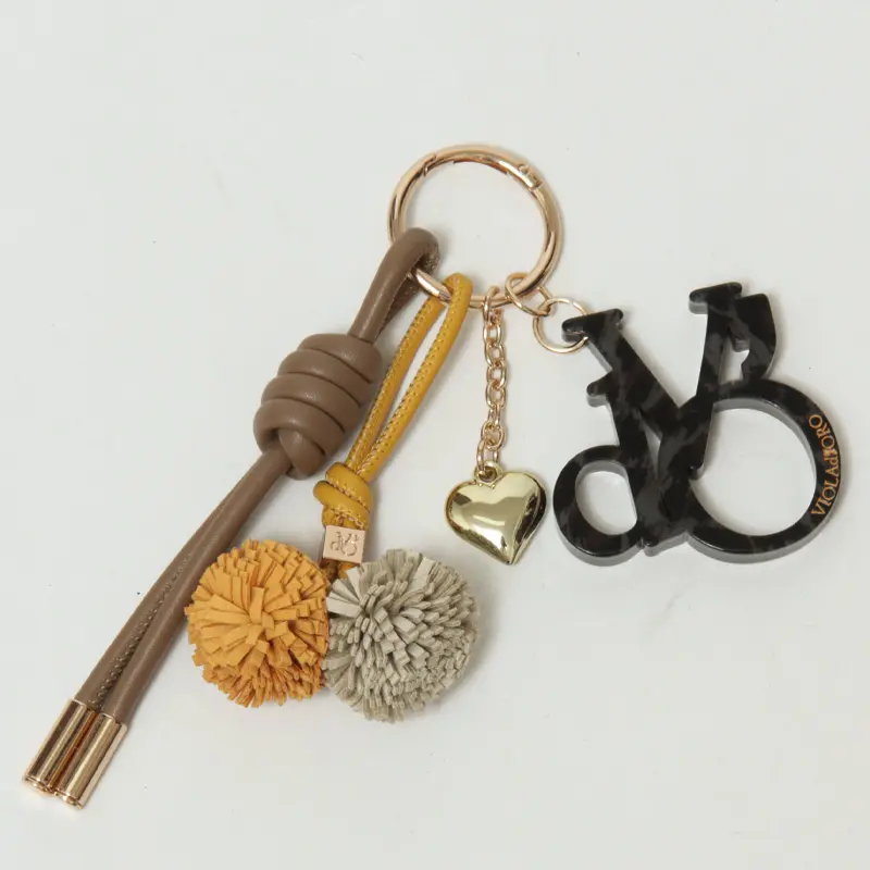 VIOLAd'ORO ヴィオラドーロ BIANCA ロゴアクリル×コード バッグチャーム カプチーノ/イエロー