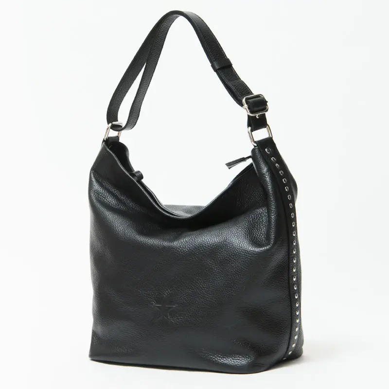 Io Pelle イオペレ 星 型押し レザー ショルダーバッグ BLACK
