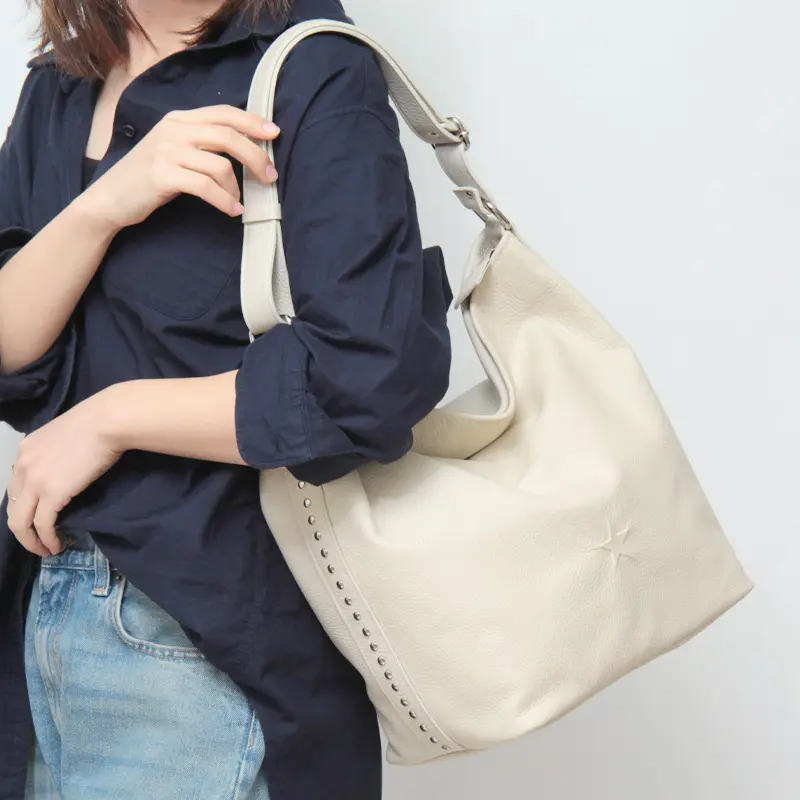 星 型押し レザー ショルダーバッグ