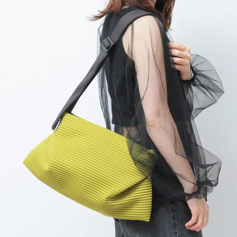 IN.ZU インズー ファブリック ショルダーバッグ