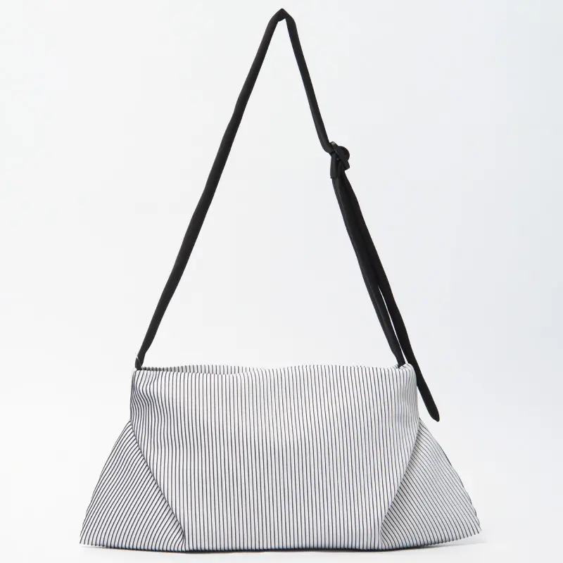 IN.ZU インズー ファブリック ショルダーバッグ WHITE LINES