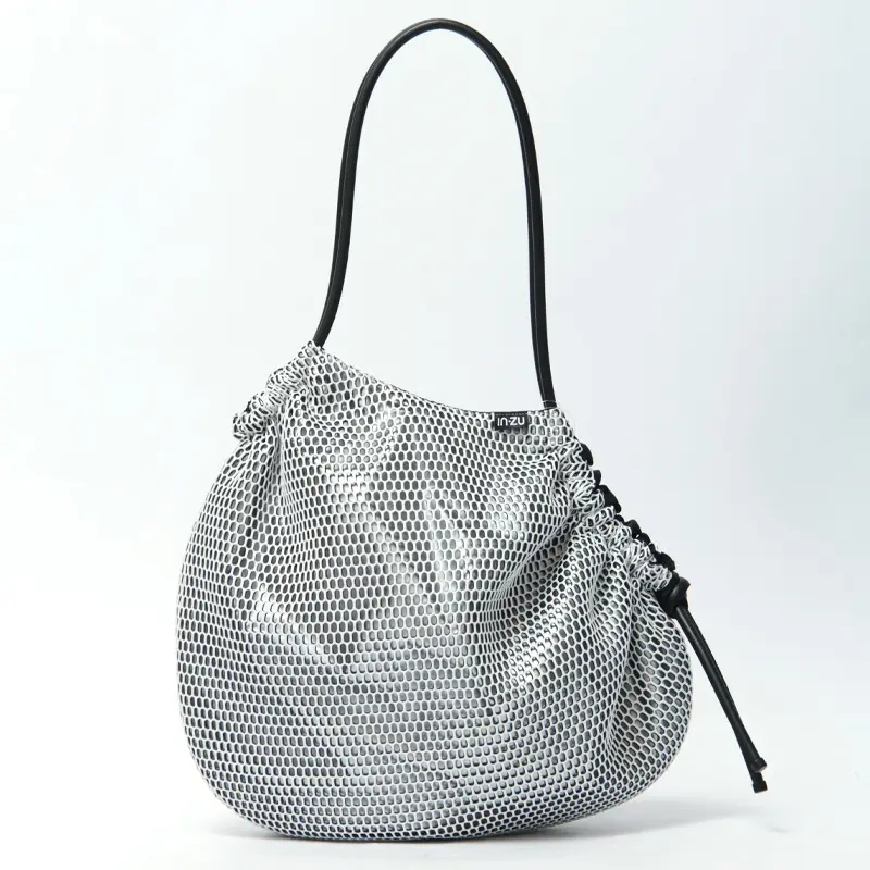 IN.ZU インズー アシンメトリー メッシュ トートバッグ SILVER